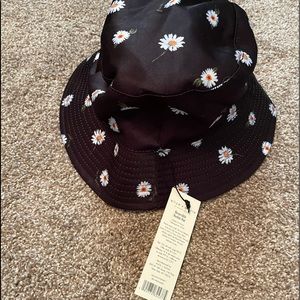 Daisy and white reversible bucket hat